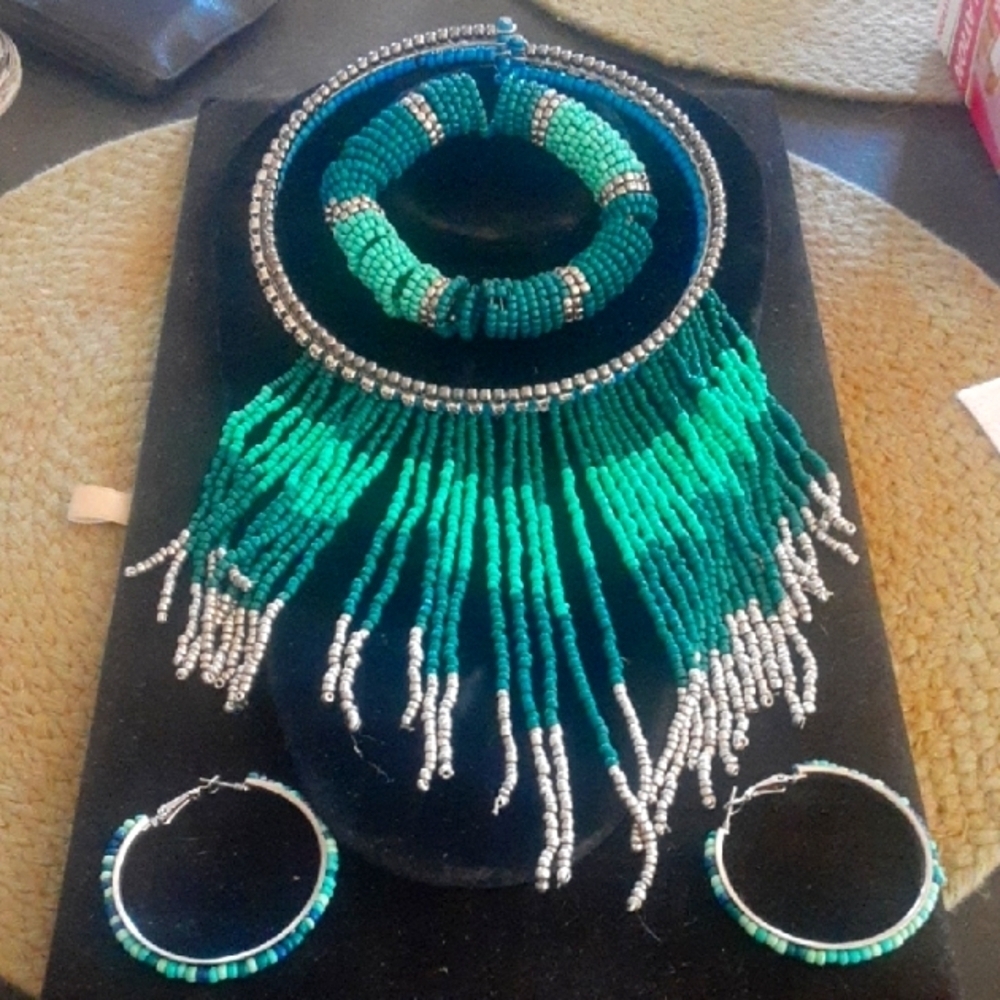 Green and Silver Tone Cascading Necklace with Intricate Design (Choker)